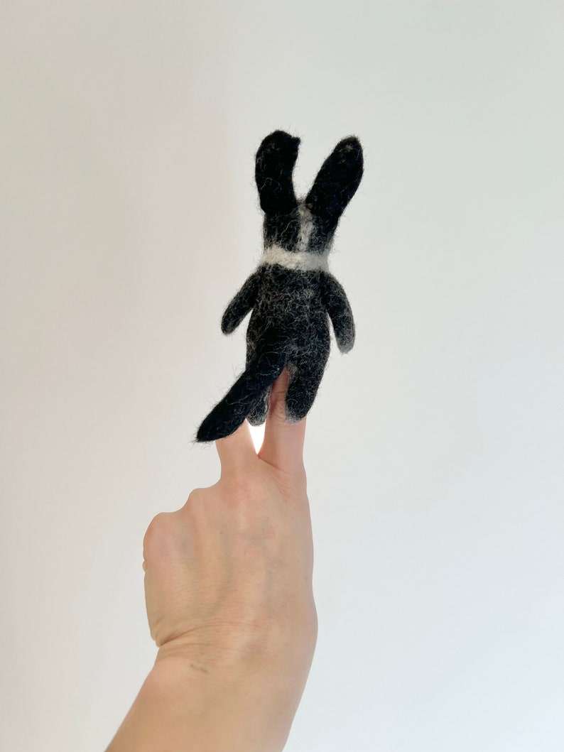 Niedliche Fingerpuppe Hund schwarz grau aus Filz I Fingerspiel I Bauernhoftier I Hunde I Spielzeug Montessori I Geschichten erzählen Bild 5
