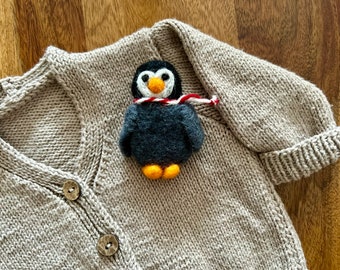 Felt pin penguin I children's brooch I penguin brooch I small penguin with scarf I felt accessory