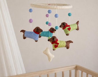 Mobiel met teckel, kinderkamer, vilt, babykamer, wol, schapenwol, decoratie, wieg, geboorte, hond