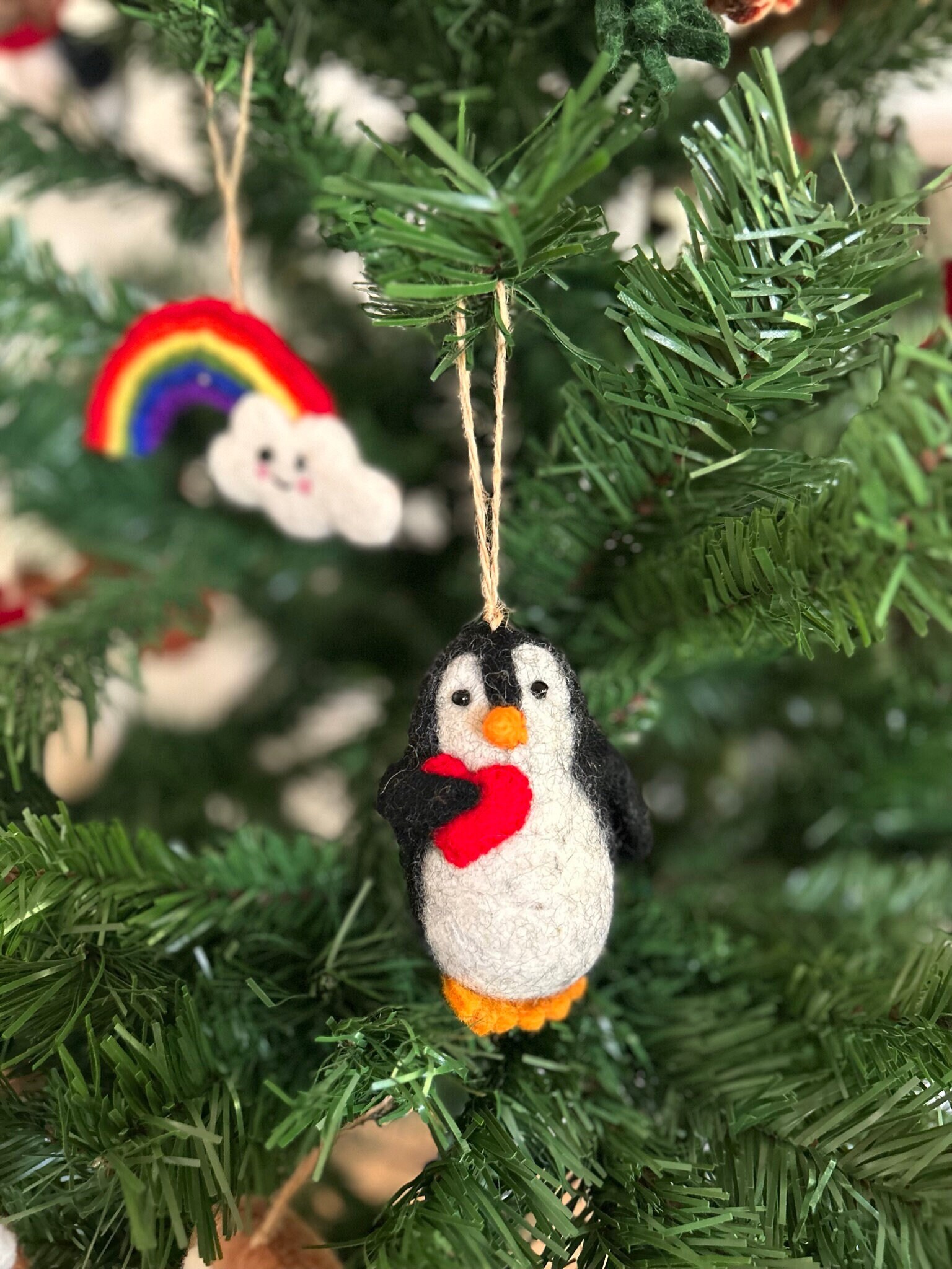 ハートのクリスマスペンダントペンギン I クリスマスツリーの飾り I クリスマスの飾り I クリスマスツリー I フェルトで作られたクリスマスの飾り I フェルトで作られたペンギン