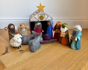 Weihnachtskrippe aus Filz I Weihnachtsdeko I handgemacht I Maria und Josef I Stall I Heilige 3 Könige I Jesuskind