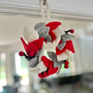 Christmas door wreath Scandi I grey white red decoration I handmade I Christmas decoration I berry wreath I indoor decoration Christmas I felt wreath