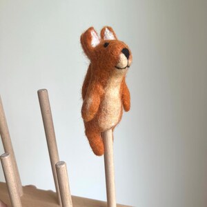 Niedliche Fingerpuppe Eichhörnchen aus Filz I Fingerspiel I Waldtiere I Eichhörnchen I Spielzeug Montessori I Geschichten erzählen Bild 4