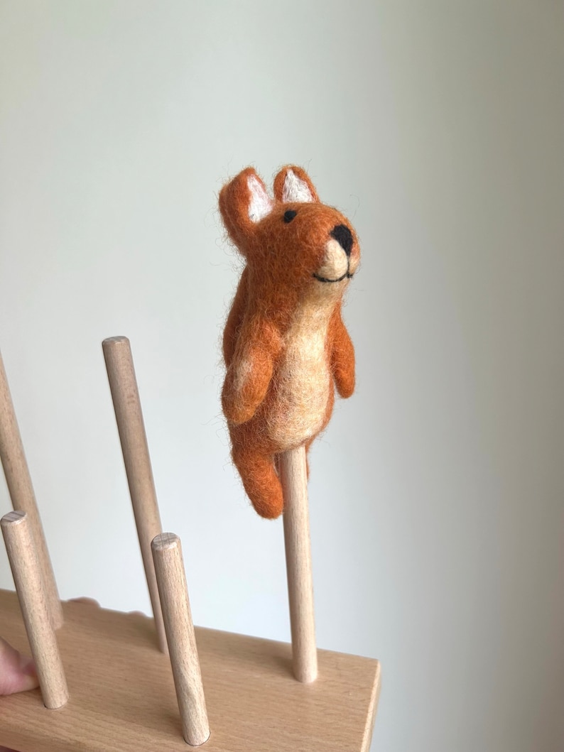 Niedliche Fingerpuppe Eichhörnchen aus Filz I Fingerspiel I Waldtiere I Eichhörnchen I Spielzeug Montessori I Geschichten erzählen Bild 4