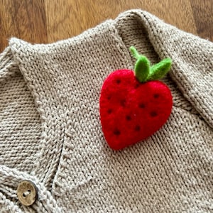Felt pin strawberry I Children&#39;s brooch I Colorful brooch I Felt accessory I Gift idea I Fruity jewelry
