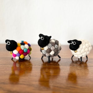 Gevilte schapen van vilten bollen I handgemaakte woondecoratie I vilten decoratie I boerderijdier I schapen I herder