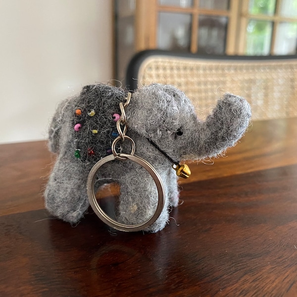 Key chain felt elephant light gray hand-felted Africa Safari