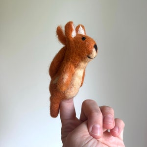 Niedliche Fingerpuppe Eichhörnchen aus Filz I Fingerspiel I Waldtiere I Eichhörnchen I Spielzeug Montessori I Geschichten erzählen Bild 1