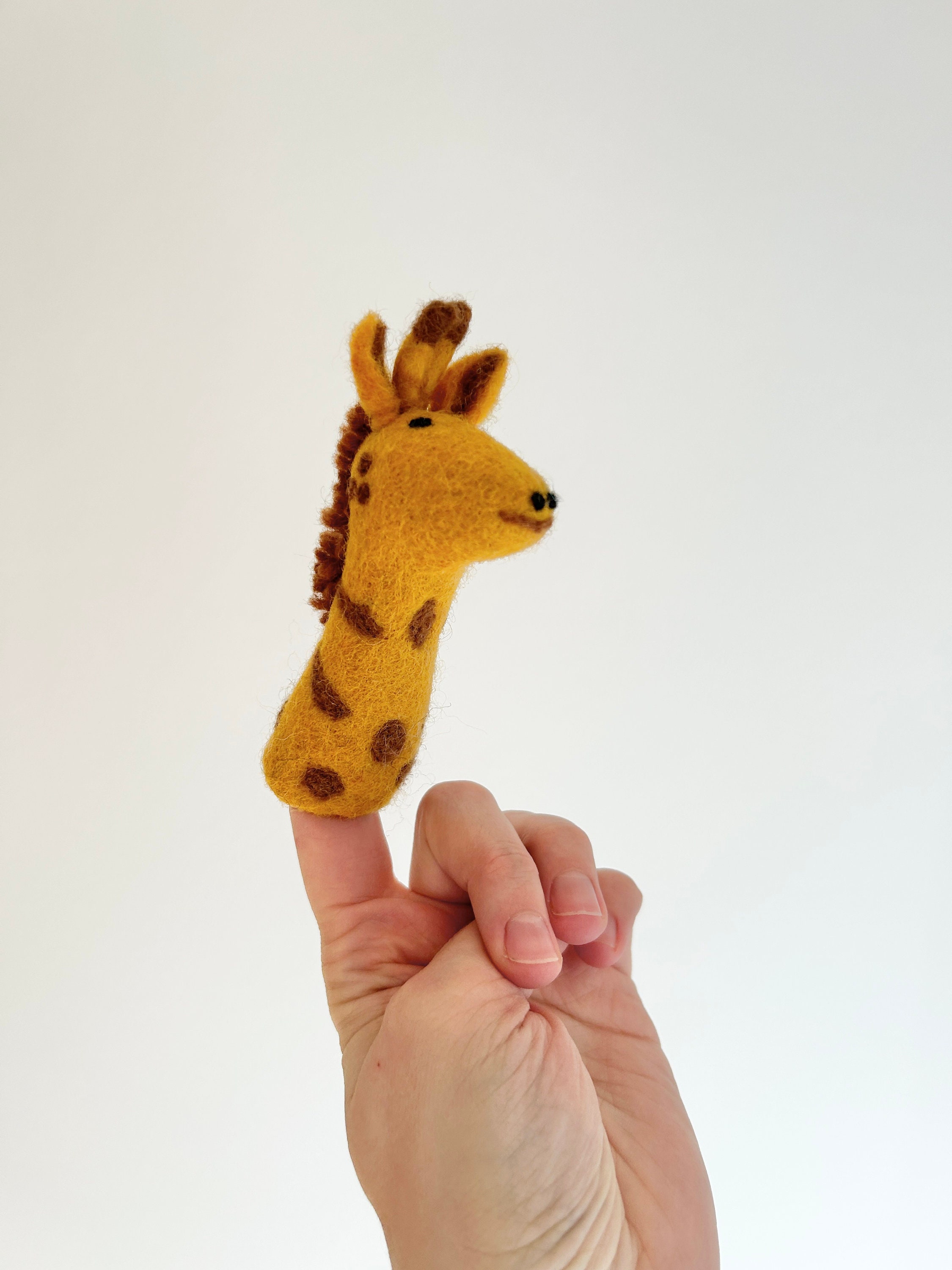 キリン 指人形 A^^):ハンドメイド ダーニング刺繍指人形 ライオン・キリン