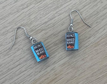 Boucles d'oreilles pendantes mini haricots, Boucles d'oreilles fantaisie culinaires, Boucles d'oreilles amusantes du Royaume-Uni, Haricots Heinz, Funky, Insolite, Mini bijoux de marque, Père Noël #secret #haricots