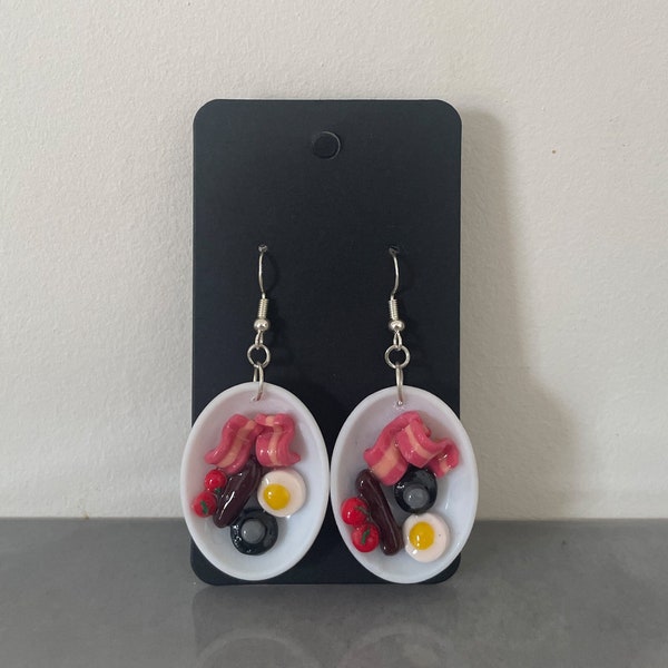 Boucles d’oreilles Fry Up en argile polymère, mode fantaisie, nourriture drôle, fait à la main, petit-déjeuner anglais complet, bacon et œufs, cadeau