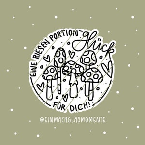 Puede incluir: Una pegatina con un diseño de setas de dibujos animados con lunares blancos en sus sombreros. La pegatina incluye el texto alemán "Eine riesen Portion Glück für Dich!" y el identificador de Instagram "@eimachglasmomente" sobre un fondo verde.