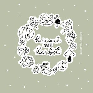 Puede incluir: Ilustración circular con elementos otoñales, como una calabaza, un caracol y una seta, que rodean el texto alemán "Heimweh nach Herbst". El diseño es en blanco y negro sobre un fondo verde claro.