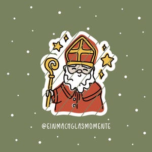Peut inclure: Illustration de dessin animé de Saint Nicolas, vêtu d'une robe rouge et d'une mitre dorée, tenant une crosse dorée. L'image comprend des étoiles dorées et le texte "@EINMACHGLASMOMENTE" sur un fond vert avec des points blancs.