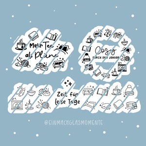 Könnte beinhalten: Hellblaue Grafik mit den Worten "Mehr Tee als Pläne", "Cozy durch den Januar" und "Zeit für leise Tage". Das Bild zeigt handgezeichnete Illustrationen von Büchern, Teetassen und gemütlichen Gegenständen.