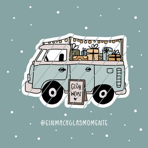 Puede incluir: Ilustración de una furgoneta azul claro con ruedas negras, que transporta regalos envueltos y luces de cadena. Un letrero dice "Glühwein" con un corazón. El fondo es turquesa con puntos blancos. El texto "@eimachglasmomente" está en la parte inferior.