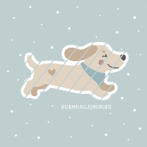 Könnte beinhalten: Ein Aufkleber mit einem hellbraunen Dackel, der ein blaues Halstuch und ein kleines Herz an der Seite trägt, vor einem hellblauen Hintergrund mit weißen Punkten und dem Text @EINMACHGLASMOMENTE. Das Design hat diagonale Linien.