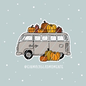 Könnte beinhalten: Eine Cartoon-Illustration eines grauen Vans, der eine Sammlung von orangefarbenen und gelben Kürbissen auf dem Dach und in der Nähe der Räder transportiert. Der Van befindet sich vor einem hellblauen Hintergrund mit weißen Punkten. Der Text "@EINMACHGLASMOMENTE" befindet sich unten.