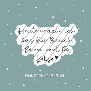 Puede incluir: Fondo turquesa con lunares blancos y un cuadro de texto blanco en forma de nube. El texto dice "Heute mache ich was für Bauch, Beine und Po. Kekse" con un símbolo de corazón. La parte inferior de la imagen tiene el texto "@EINMACHGLASMOMENTE".