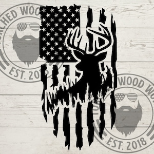 Pode incluir: Design de bandeira americana desbotada em preto e branco com uma silhueta de veado no centro. A bandeira está rasgada e desgastada, o que lhe confere um aspeto rústico.