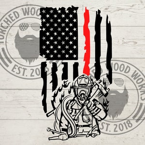 Könnte beinhalten: Eine schwarz-weiße amerikanische Flagge mit einem roten Streifen in der Mitte. Die Flagge ist abgenutzt und hat Flammen, die aus dem Boden kommen. Ein Feuerwehrmann in Helm und Maske steht vor der Flagge und hält einen Schlauch und eine Axt.