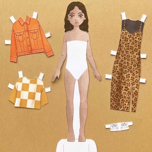 Puede incluir: Mu&ntilde;eca de papel con un vestido blanco, un vestido de estampado de leopardo marr&oacute;n y negro, una camisa a cuadros amarilla y blanca, una chaqueta vaquera y un par de zapatos blancos.