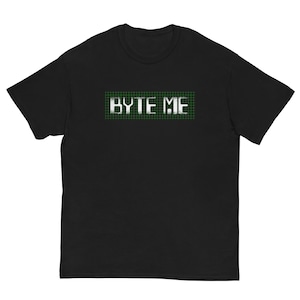 Könnte beinhalten: Schwarzes T-Shirt mit dem weißen Text "BYTE ME" in abgenutzter Schrift. Der Text befindet sich vor einem grünen Gitterhintergrund. Das T-Shirt hat einen klassischen Rundhalsausschnitt.
