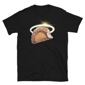 Może przedstawiać: Czarny t-shirt z grafiką przedstawiającą czekoladowe lody w waflowym rożku z aureolą nad nim.
