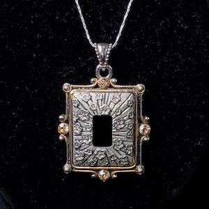Vintage Victorian looking Necklace Stone & Flower Details