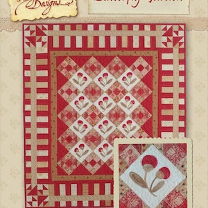 Pode incluir: Um padrão de colcha chamado "Butterfly Garden" de Wagons West Designs. A colcha apresenta um motivo floral em um esquema de cores vermelho, branco e marrom. A colcha mede 28 polegadas por 32 1/2 polegadas.