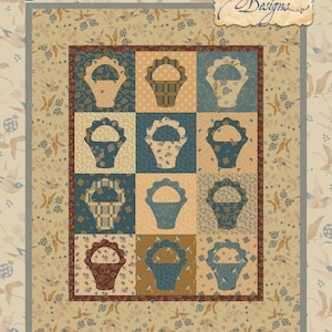 Pode incluir: Um padrão de colcha com uma grade de nove cestas azuis e marrons sobre um fundo creme. O título "Porch Perfect Baskets in Blue" e o texto "Wagons West Designs" são visíveis. O tamanho da colcha é de 56 cm x 69 cm.