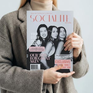 Op de afbeelding: Een tijdschrift getiteld SOCIALITE, Special Collector's Edition, augustus 2026. De cover bevat een zwart-witfoto van drie personen, met tekst waaronder Your Story, Celebrating Our Friendship, Our Tips For Great Skin en Exclusive.