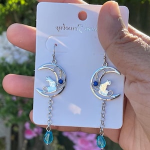 Boucles d&#39;oreilles chat et lune | Boucles d&#39;oreilles chat croissant de lune | Boucles d&#39;oreilles pendantes chat | Boucles d&#39;oreilles chat céleste | Boucles d&#39;oreilles pendantes lune chat | Boucles d&#39;oreilles chat lune