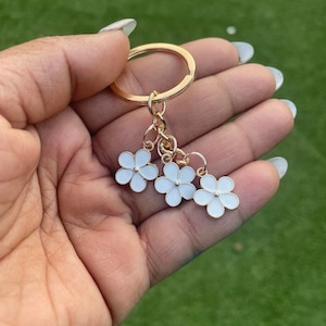 White Flower Keychain | Cute White Flower Keychain | Flower Lover Keyring |White flower keyring for women |White daisy flower keychain charm