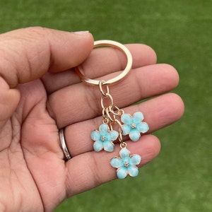 Blue daisy keychain | Floral keychain | Cute keychain for bags |Blue keyring accessory |Flower charm keychain|Wedding Gift|Anniversary Gift