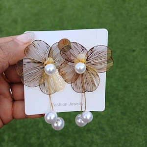 Perle Gänseblümchen Tropfen Ohrringe | Daisy Perlen Ohrringe |Florale Perlenohrringe |Gänseblümchen Tropfen Ohrringe|Hochzeitsgeschenk | Jubiläumsgeschenk | Weihnachtsgeschenk