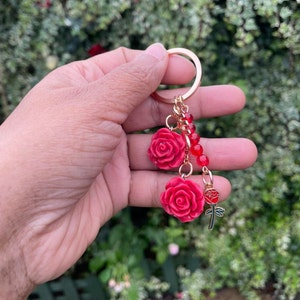 Llavero de rosa roja / Llavero de rosa / Llavero de flor / Llavero floral / Llavero de flor roja / Llavero romántico / Llavero con dije de rosa / Regalo de boda