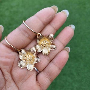 Floral drop earrings | Gold flower earrings | Flower dangle earrings | Gold floral earrings | Gold earrings with flowers | Wedding Gift