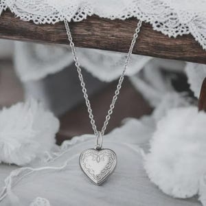 Collar con medallón de corazón / Medallón de corazón vintage / Collar con corazón grabado / Collar con medallón en forma de corazón / Collar con medallón de corazón en relieve