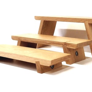 Handgemaakte massief eiken display en plantenstandaard, voedselveilige afwerking, modern, rustiek interieur.