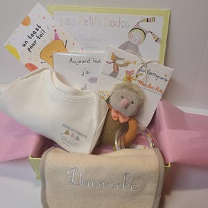Un pacco per Bebè! Sonaglio di peluche Moulin Roty, tutina Petite Bateau, mazzo di carte da gioco, regalo per neonati, regalo per la mamma