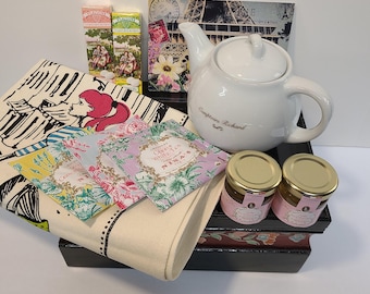 Vintage houten kist gevuld met thee, munt en gelei - Keukenhanddoek