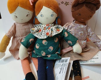 Coffret cadeau pour poupée française : poupée Moulin Roty, cartes, épingles et porte-clés