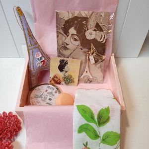 The &quot;Eiffel Tower Jolie&quot; Gift parcel from Paris - Beautifully packaged. Collection of authentic French goods - Lovely gift box! ET Choice