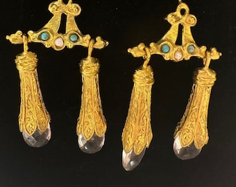 boucles d'oreilles dorées de style ottoman. boucles d'oreilles pendantes faites à la main