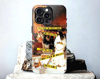 Könnte beinhalten: Eine Smartphone-Hülle mit einem klassischen Gemäldedruck von Figuren in antiker Kleidung und einer Löwenstatue. Gelbe Textbalken sind mit den Worten überlagert: TELL HIM TO TAKE CARE OF HIS EYES... THEY'RE THE ONLY PAIR OF BALLS HE'S GOT.