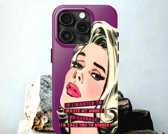 Op de afbeelding: Een paarse smartphonehoes met een pop-artillustratie van een blond persoon met roze lippen. De tekst op de hoes luidt: IF I WANTED TO WASTE MY MONEY ON GARBAGE, I'D TAKE YOU TO DINNER. De hoes heeft een uitsparing voor een drievoudige cameralens.