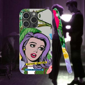 Op de afbeelding: Telefoonhoesje met een pop-art illustratie van een vrouw met paars haar en de tekst "ANYTHING YOU CAN DO I CAN DO BLEEDING". De hoes heeft een bloemen- en doornenontwerp.