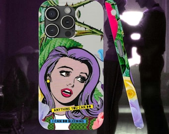 Op de afbeelding: Telefoonhoesje met een pop-art illustratie van een vrouw met paars haar en de tekst "ANYTHING YOU CAN DO I CAN DO BLEEDING". De hoes heeft een bloemen- en doornenontwerp.
