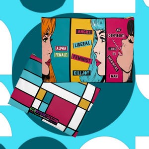 Könnte beinhalten: Zwei Kosmetiktaschen mit Illustrationen im Pop-Art-Stil. Eine Tasche zeigt drei Frauen mit Text: ALPHA, FEMALE, ANGRY, LIBERAL, FEMINIST, KILLJOY, BE CONFIDENT, ...LIKE A, MEDIOCRE MAN. Die andere Tasche hat ein geometrisches Design mit Text: THE CHEEKY SHEDONIST.